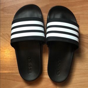 ADILETTE CLOUDFOAM PLUS STRIPES SLIDES